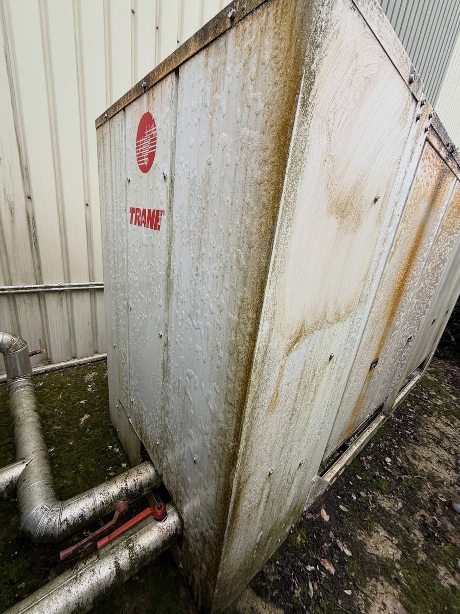 Groot onderhoud aan een Trane-chiller bij Stagobel in Deinze. Ook de b